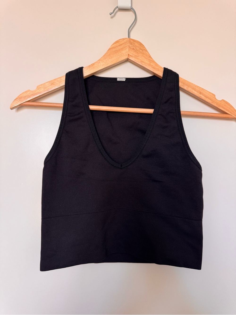 Athleta Aurora Rib Tank  XS 
Women’s V-Neck Crop Tank Top - black